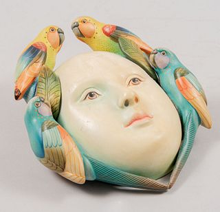 SERGIO BUSTAMANTE. Máscara con aves. Firmada. Elaborada en cerámica policromada. Serie 17/100. 32 cm de altura.