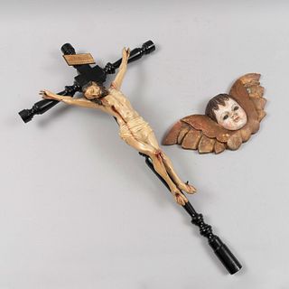 Cristo en la cruz y amorcillo. México, Siglo XX. En talla de madera policromada. 44 x 27 cm (Cristo).