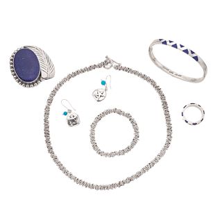 Collar, pulsera, brazalete, par de aretes, prendedor y anillo con lapislázuli en plata .925. Peso: 143.3 g.