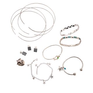 Dos gargantillas de aro, cuatro brazaletes, pulsera, anillo, pendiente y par de broqueles en plata .925. Peso: 123.4 g.