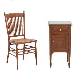 Mesa de noche y silla. SXX. Elaborados en madera tallada, silla con asiento de bejuco tejido. Piezas: 2.