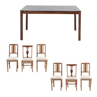 Comedor. SXX. Elaborado en madera. Consta de: Mesa. Estructura de madera. Cubierta de vidrio templado negro y 6 sillas. Piezas: 7.