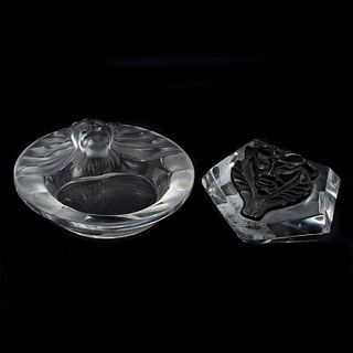 Cenicero y pisapapeles. Francia, sXX. Elaborados en cristal Lalique. Firmados. Decorados con león y máscara. Cenicero: 14.5 cm diámetro