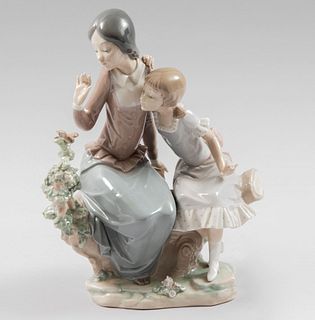Dos niñas con ave. España, sXX. Elaborado en porcelana Lladró. Acabado brillante. 30 cm de altura.
