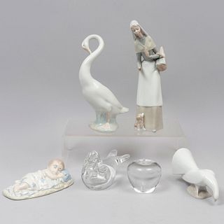 Lote de figuras decorativas. Origen europeo, SXX. Elaboradas en porcelana Nao, Lladró y Nadal y en cristal de Murano. Piezas: 6