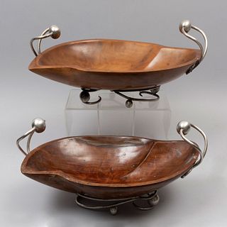 Par de centros de mesa. Siglo XX. Elaborados en madera tallada con aplicaciones de metal plateado con motivos boleados.