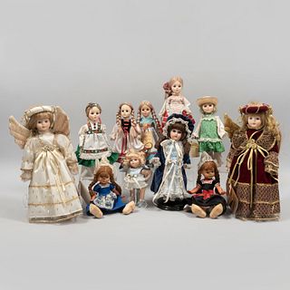 Lote de 11 muñecas. Diferentes orígenes y marcas. SXX. Elaboradas en porcelana y plástico. Con extremidades articuladas.