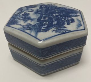 Qing dynasty blue white dish with cover