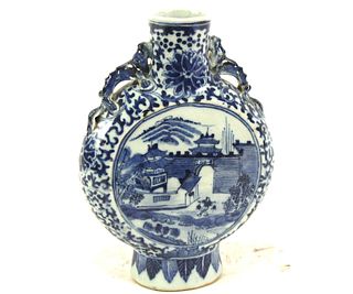 CHINESE BLUE AND WHITE PORCELAIN MOON FLASK VASE