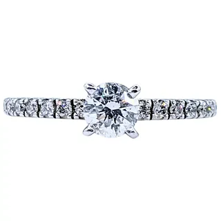 Gorgeous & Classic Diamond Engagement Ring