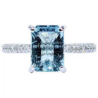 Classy Aquamarine & Diamond Ring