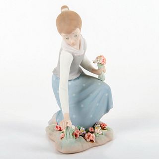 Girl with Flowers 1011172 - Lladro Porcelain Figure