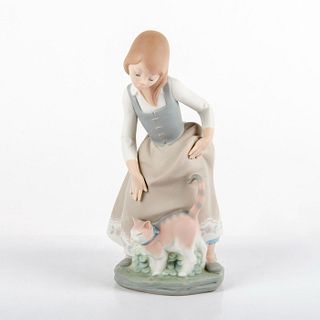 Little Girl w/Cat 1011187 - Lladro Porcelain Figurine