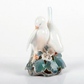 Royal Copenhagen Porcelain Figurines, Doves 402