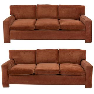 Par de sofás de 3 plazas. SXX. Estructura de madera con tapicería textil tipo pana. Piezas: 2