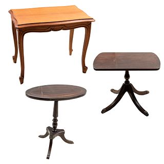 Lote de 3 mesas. SXX. Elaboradas en madera. Consta de: 2 mesas auxiliares y mesa tilt-top.