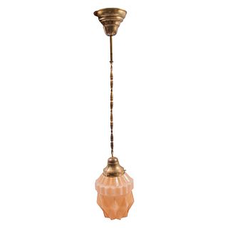 Lámpara de techo. SXX. Elaborada en vidrio prensado color coral y metal dorado. Electrificada para una luz. 100 cm de altura.