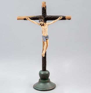 Cristo en la cruz. SXX. Cristo en resina policromada sobre cruz latina. 50 cm de altura total.