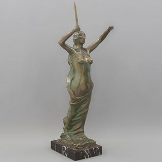 B. MARTÍNEZ. SXX. Temis, diosa de la justicia. Firmado. Fundición en bronce. Con base de mármol. 70 cm de altura.