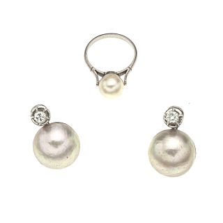 Anillo y par de aretes vintage con medias perlas y diamantes en plata paladio. 2 medias perlas color crema de 15 mm.