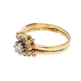 Anillo con diamantes en oro amarillo de 14k. 1 diamante  central corte brillante de 0.20 ct. 12 diamantes corte 8 x 8.