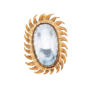Pendiente prendedor con perla de abulón en oro amarillo de 14k. 1 perla de abulón color gris de 38 x 22 mm. Peso: 16.5 g.