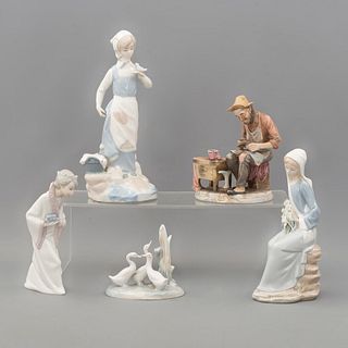Lote de 5 figuras decorativas. España, Japón y Holanda, SXX. Elaborados en porcelana Lladró, Andrea, Nadal, NAO y ADCO. 29 cm de altura