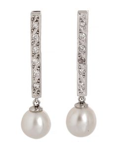 Pair of long bar earrings in 18 kts. white gold, with brilliant-cut diamonds set in plate with a total weight of 0.40 ctes
