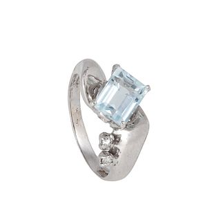 Ring made in white gold with a front with a braided shape with central aquamarine and diamonds.