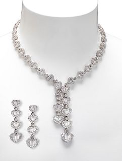 Set of necklace and pair of earrings in 18k white gold and diamond rosettes.