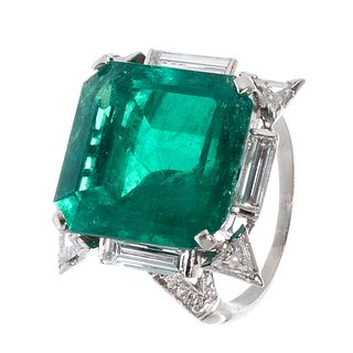 Ring in platinum and diamonds with an important natural emerald.