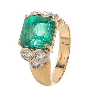 Ring made in 18kt yellow gold. With certificate of the IGE. With central emerald