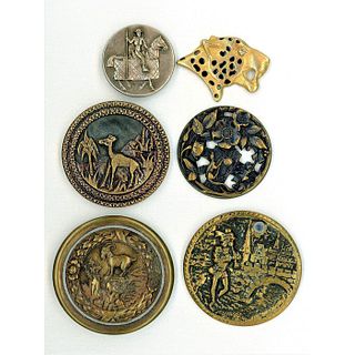 A SMALL CARD OF ASSORTED METAL DIV 1 & 3 ANIMAL BUTTONS