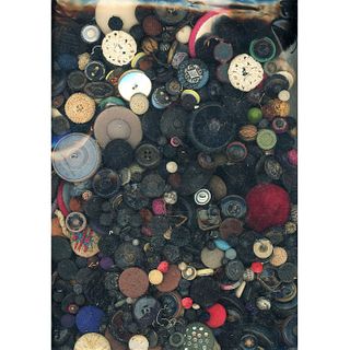 A LARGE BAG LOT OF ASSORTED FABRIC BUTTONS