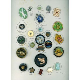A CARD OF ASSORTED MATERIAL REPTILE BUTTONS