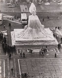 CHRISTO (Bulgaria, 1935) 
"Wrapped Monument Vittorio Emanuele II, 1975. 
Photograph mounted on cardboard. H.C. copy. 
Enclosed polygraph certificate.