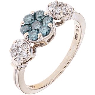 ANILLO CON DIAMANTES EN ORO BLANCO DE 14K con diamantes azules (tratados) corte brillante ~0.42 ct. Peso: 3.5 g. Talla: 7 | RING WITH DIAMONDS IN 14K 