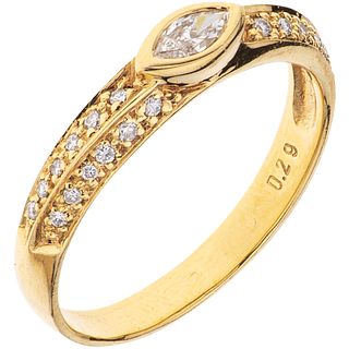 ANILLO CON DIAMANTES EN ORO AMARILLO DE 18K con diamantes corte marquise y brillante ~0.29 ct. Peso: 2.6 g. Talla: 7 ½ | RING WITH DIAMONDS IN 18K YEL