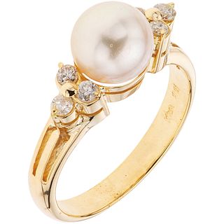 ANILLO CON PERLA CULTIVADA Y DIAMANTES EN ORO AMARILLO DE 14K con una perla color crema y diamantes corte brillante ~0.10 ct | RING WITH CULTURED PEAR