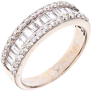 ANILLO CON DIAMANTES EN ORO BLANCO DE 14K con diamantes corte brillante y baguette ~1.10 ct. Peso: 4.4 g. Talla: 6 ½ | RING WITH DIAMONDS IN 14K WHITE