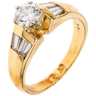 ANILLO CON DIAMANTES EN ORO AMARILLO DE 14K con un diamante corte brillante ~0.60 ct Claridad: VS2 y diamantes corte baguette ~0.56 ct | RING WITH DIA
