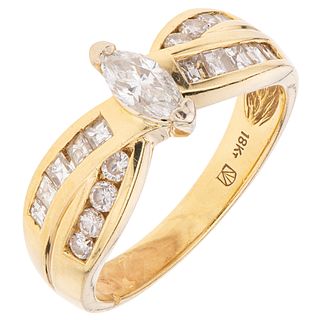 ANILLO CON DIAMANTES EN ORO AMARILLO DE 18K con diamantes corte marquise, brillante y baguette ~0.7 ct. Peso: 5.1 g. Talla: 6 ¾ | RING WITH DIAMONDS I