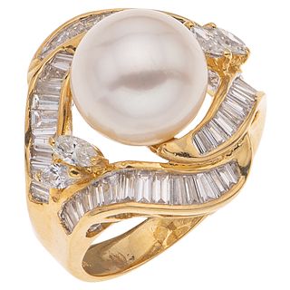 ANILLO CON PERLA CULTIVADA Y DIAMANTES EN ORO AMARILLO DE 18K con una perla blanca, diamantes distintos cortes ~1.9 ct | RING WITH CULTURED PEARL AND 