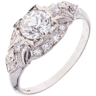 ANILLO CON DIAMANTES EN PLATINO con un diamante corte antiguo ~0.65 ct Color: I-K. Peso: 3.6 g. Talla: 6 ¾ | RING WITH DIAMONDS IN PLATINUM 1 Antique 