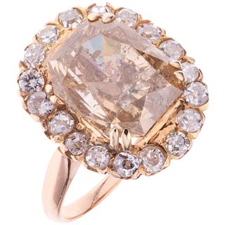 ANILLO CON DIAMANTES EN ORO ROSA DE 18K con un diamante corte esmeralda radiante ~7.55 Claridad: I2-I3 Color: champagne | RING WITH DIAMONDS IN 18K PI