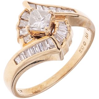 ANILLO CON DIAMANTES EN ORO AMARILLO DE 14K con un diamante corte princess ~0.35 ct Color: I-J y diamantes corte baguette. Talla: 8 ½ | RING WITH DIAM