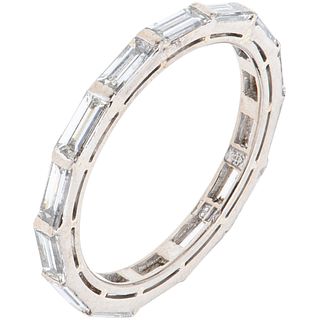 CHURUMBELA CON DIAMANTES EN ORO BLANCO DE 18K con diamantes corte baguette ~0.95 ct. Peso: 2.3 g. Talla: 7 ¼ | ETERNITY RING WITH DIAMONDS IN 18K WHIT