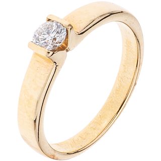 ANILLO SOLITARIO CON DIAMANTE EN ORO AMARILLO DE 14K con un diamante corte brillante ~0.28 ct. Peso: 3.3 g. Talla: 7 ¼ | SOLITAIRE RING WITH DIAMOND I