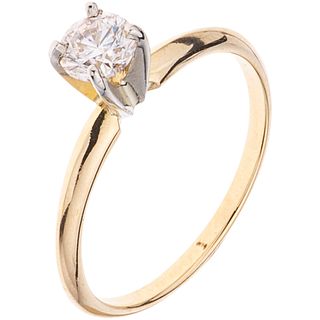 ANILLO SOLITARIO CON DIAMANTE EN ORO AMARILLO Y BLANCO DE 14K  con un diamante corte brillante ~0.33 ct. Peso: 1.7 g. Talla: 6 ¼ | SOLITAIRE RING WITH