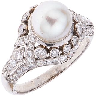 ANILLO CON PERLA CULTIVADA Y DIAMANTES EN PLATINO con una perla color crema y diamantes corte 8x8 ~0.80 ct. Peso: 5.6 g | RING WITH CULTURED PEARL AND